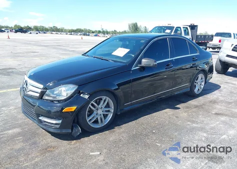 2013 Mercedes-Benz C 300 Luxury 4Matic/Sport 4Matic из США, поврежденный, VIN WDDGF8AB1DA770998